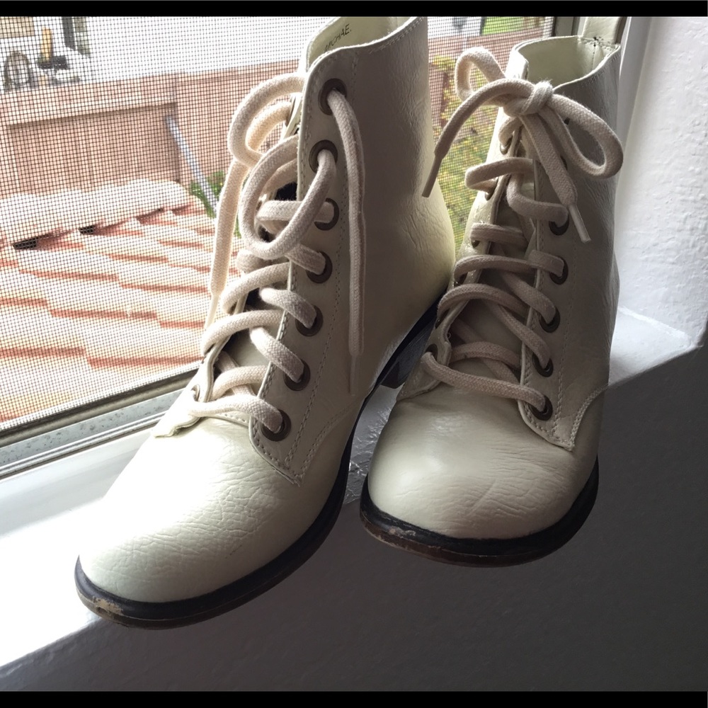 New Cream boots w/shoelaces